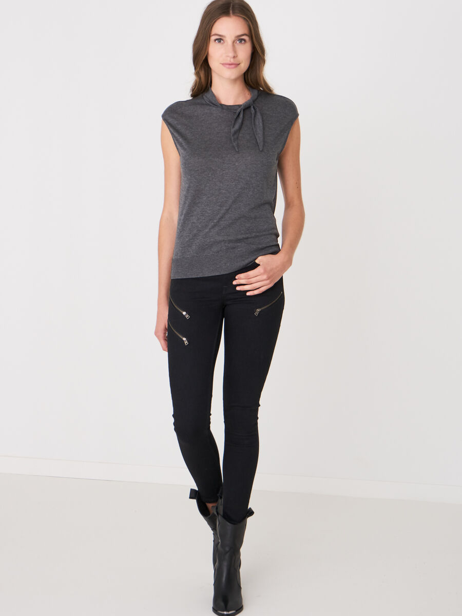 Top mit Knoten-Detail am Hals image number 3