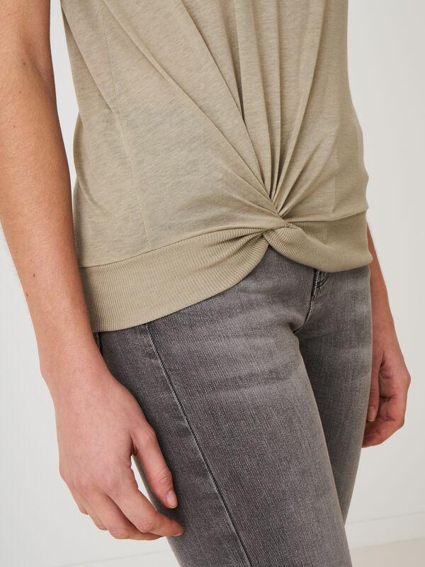 T-shirt avec ourlet noué en mélange de coton lyocell de haute qualité image number 2