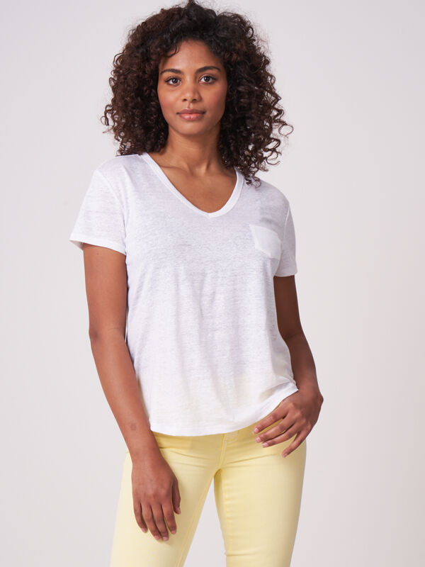 Basic-T-Shirt mit V-Ausschnitt und Brusttasche aus reinem Leinen image number 0