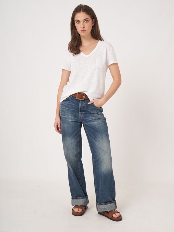 Basic-T-Shirt mit V-Ausschnitt und Brusttasche aus reinem Leinen image number 4