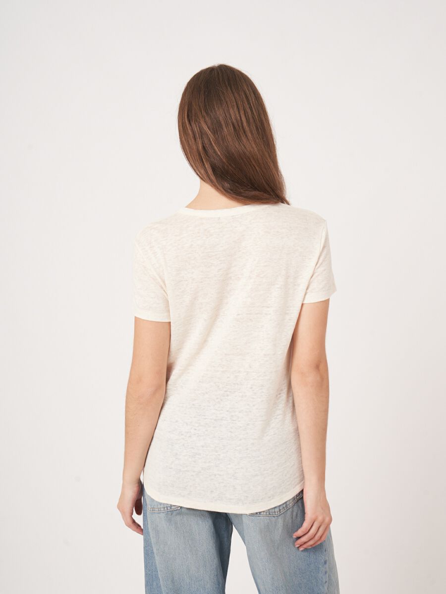 Basic zuiver linnen V-hals T-shirt met borstzakje image number 2