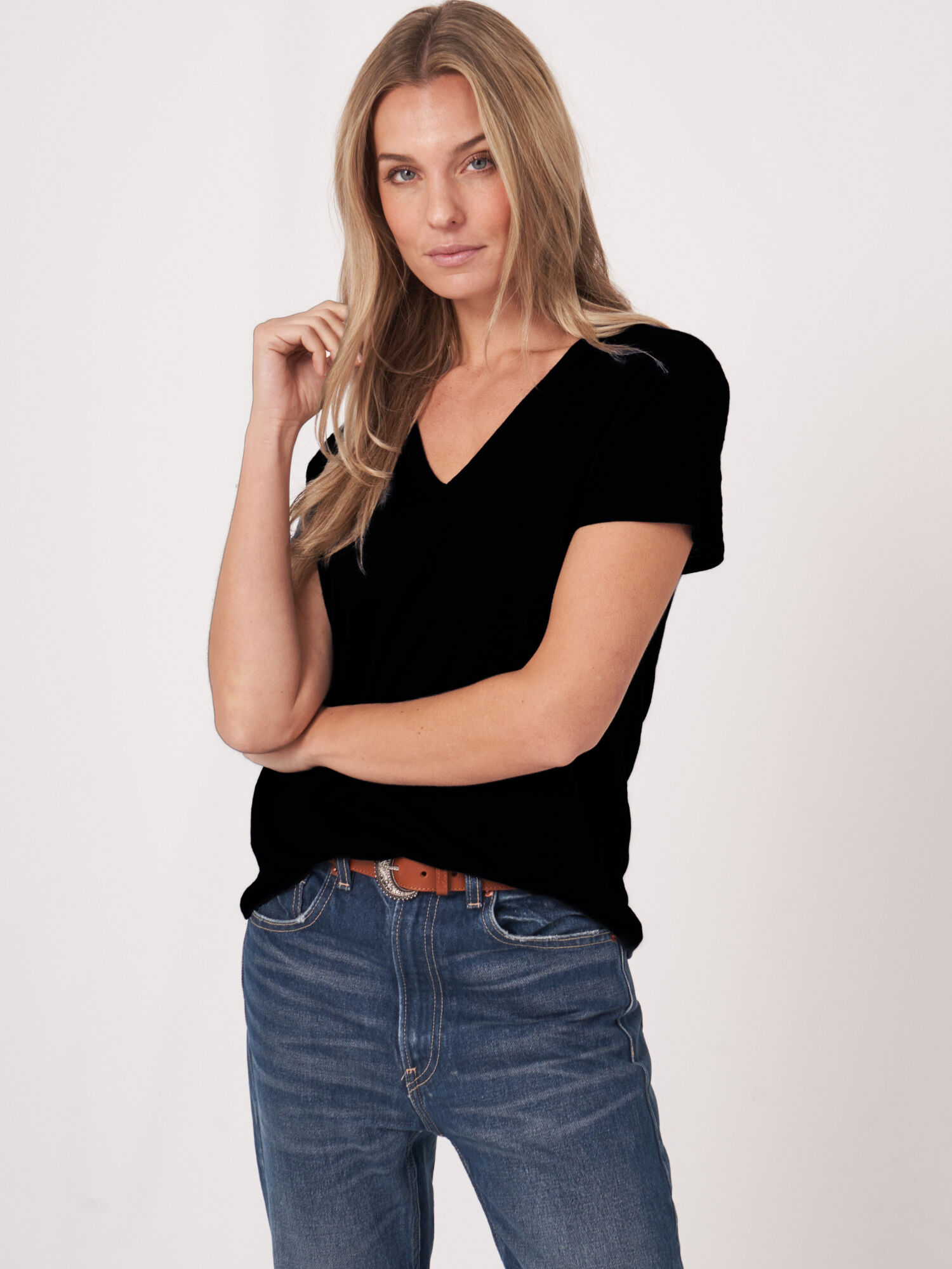 Basic V-hals T-shirt met borstzakje van zuiver linnen