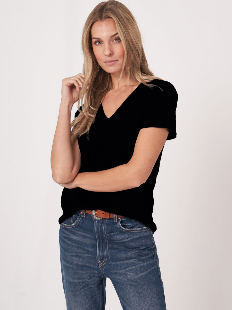 Basic-T-Shirt mit V-Ausschnitt und Brusttasche aus reinem Leinen image number 0