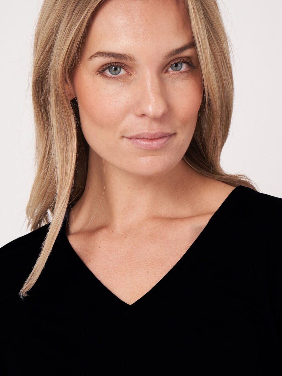 Basic zuiver linnen V-hals T-shirt met borstzakje image number 3