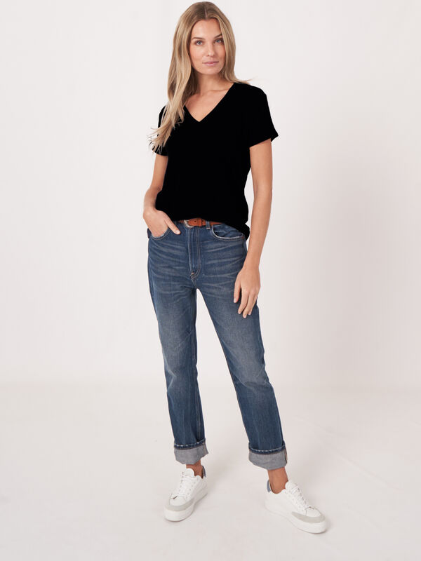 Basic-T-Shirt mit V-Ausschnitt und Brusttasche aus reinem Leinen image number 4