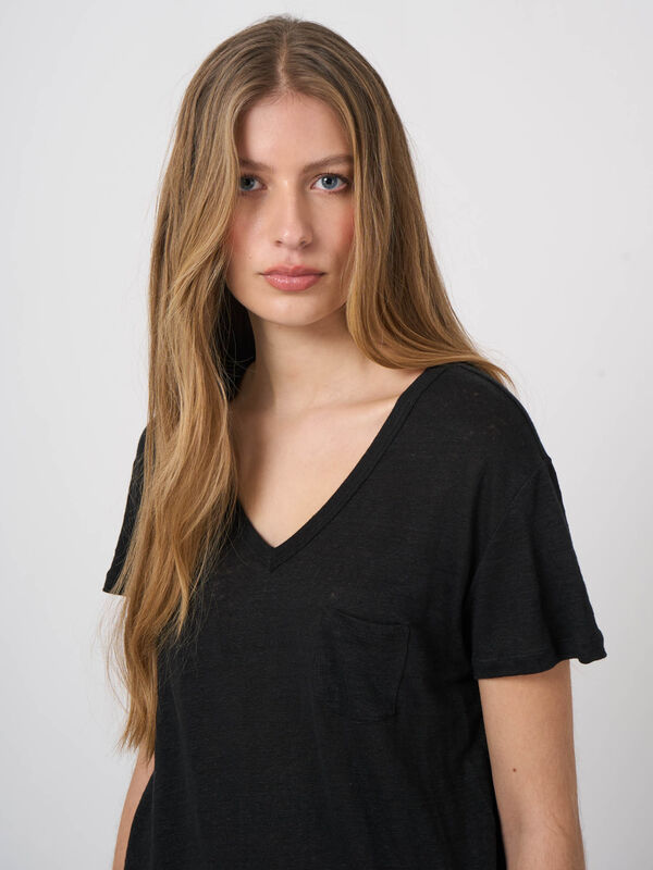 Basic-T-Shirt mit V-Ausschnitt und Brusttasche aus reinem Leinen image number 3