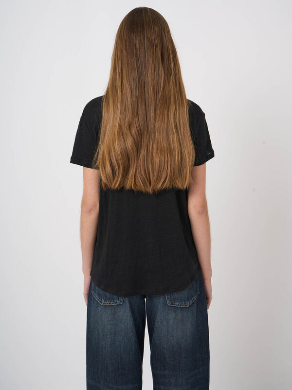 Basic-T-Shirt mit V-Ausschnitt und Brusttasche aus reinem Leinen image number 4