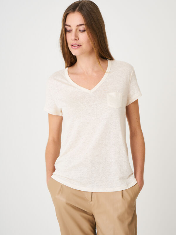 Basic-T-Shirt mit V-Ausschnitt und Brusttasche aus reinem Leinen image number 0
