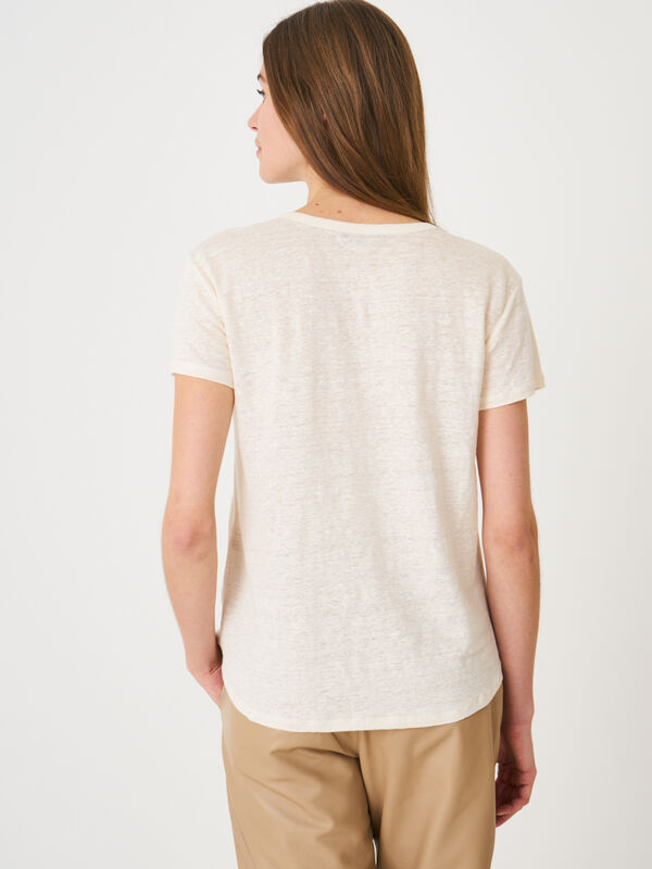 Basic-T-Shirt mit V-Ausschnitt und Brusttasche aus reinem Leinen image number 1