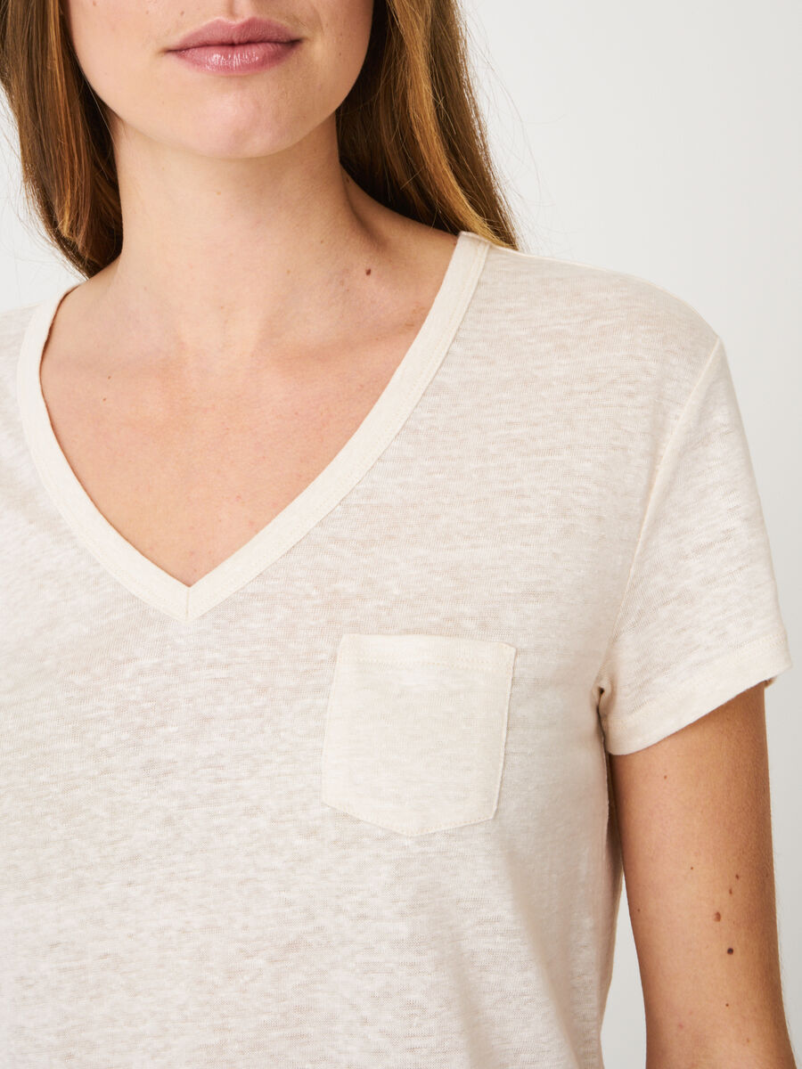 Basic-T-Shirt mit V-Ausschnitt und Brusttasche aus reinem Leinen image number 2