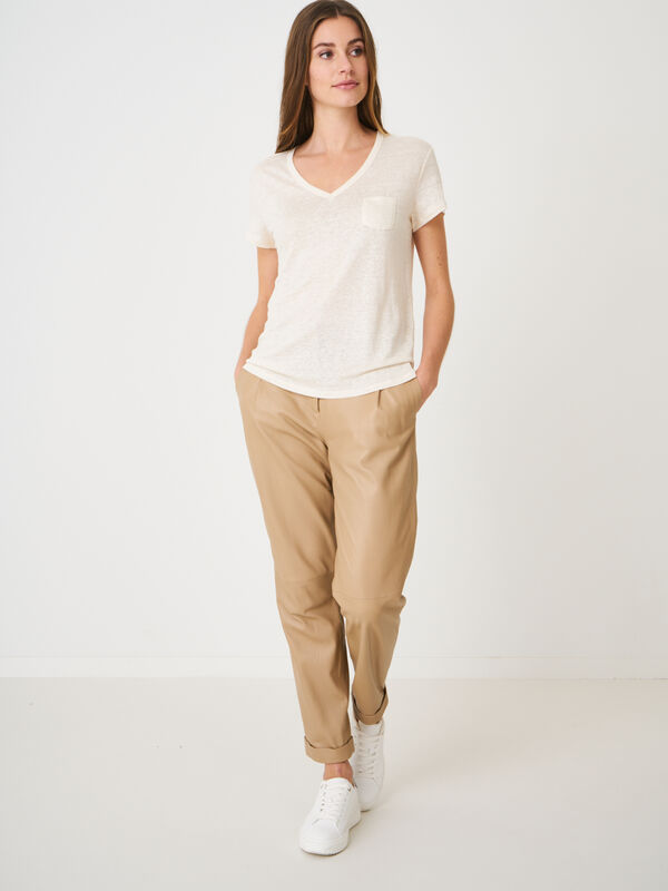 Basic-T-Shirt mit V-Ausschnitt und Brusttasche aus reinem Leinen image number 3