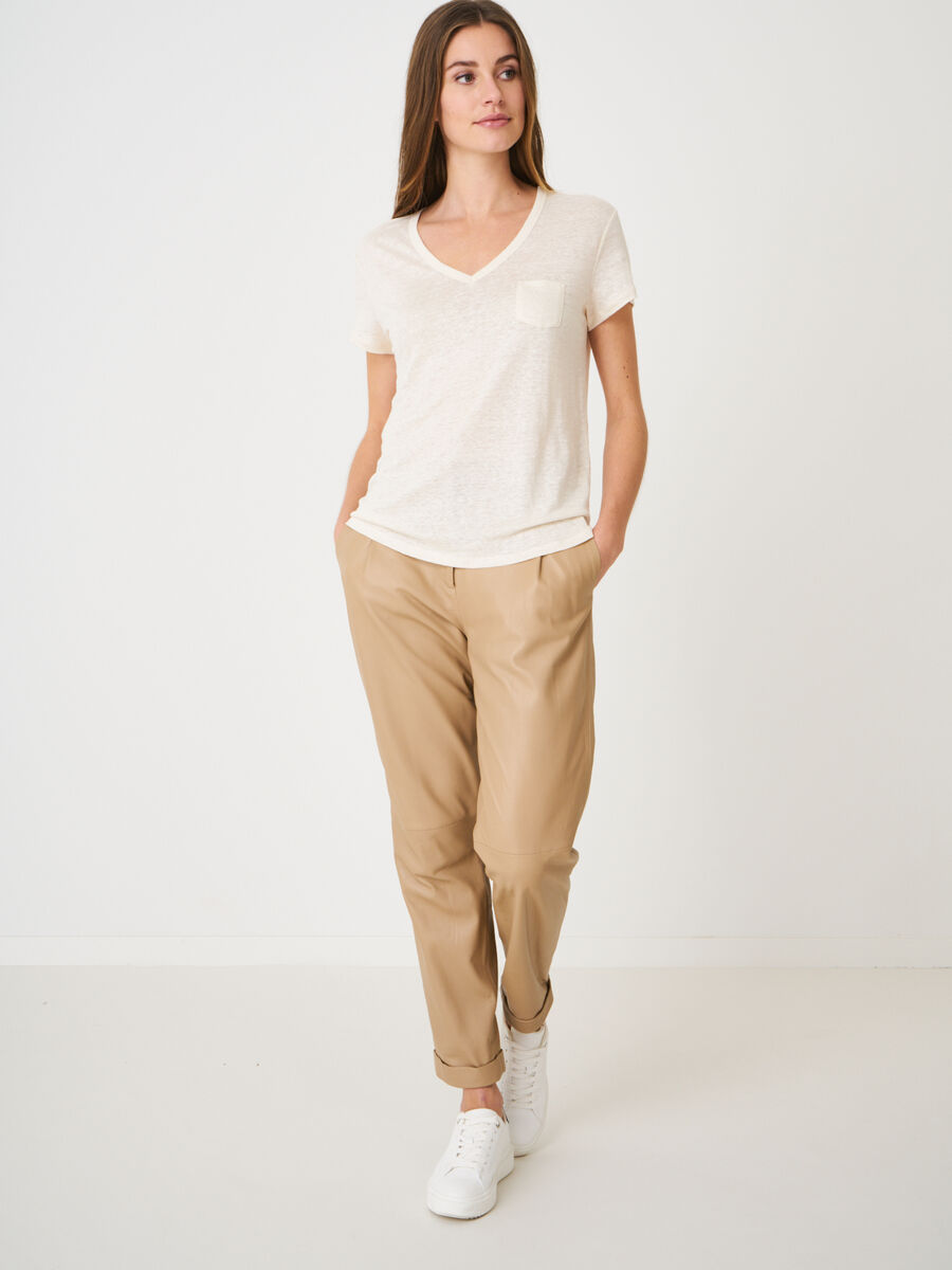 Basic-T-Shirt mit V-Ausschnitt und Brusttasche aus reinem Leinen image number 3