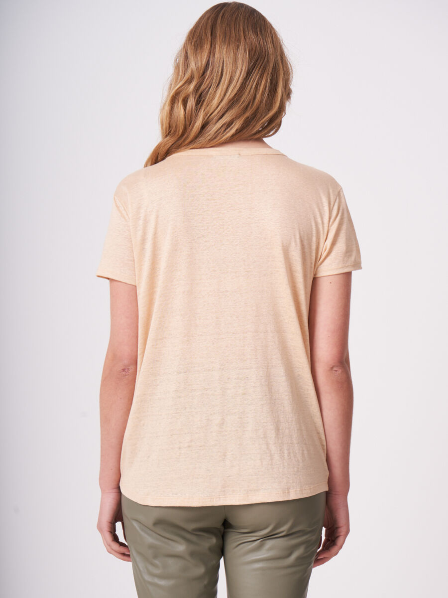 T-shirt basique &agrave; col en V en pur lin avec poche poitrine image number 1