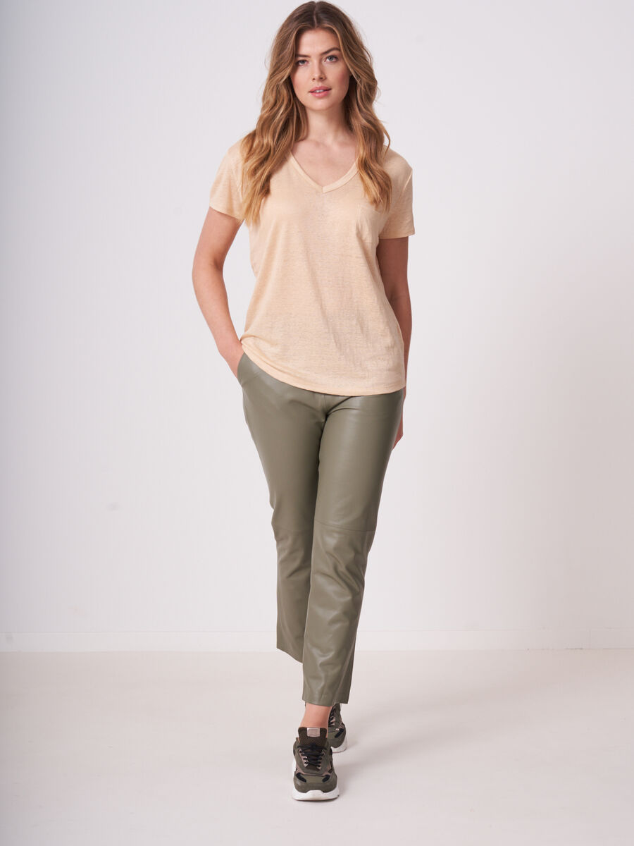 T-shirt basique &agrave; col en V en pur lin avec poche poitrine image number 3