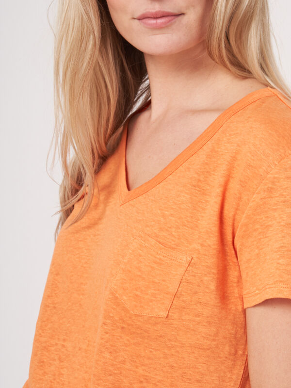 Basic-T-Shirt mit V-Ausschnitt und Brusttasche aus reinem Leinen image number 3