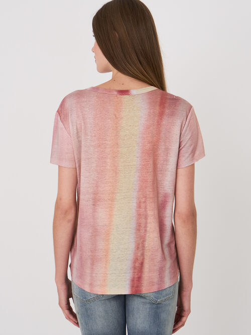 Leinen-T-Shirt mit V-Ausschnitt und gestreiftem Tie-Dye-Druck