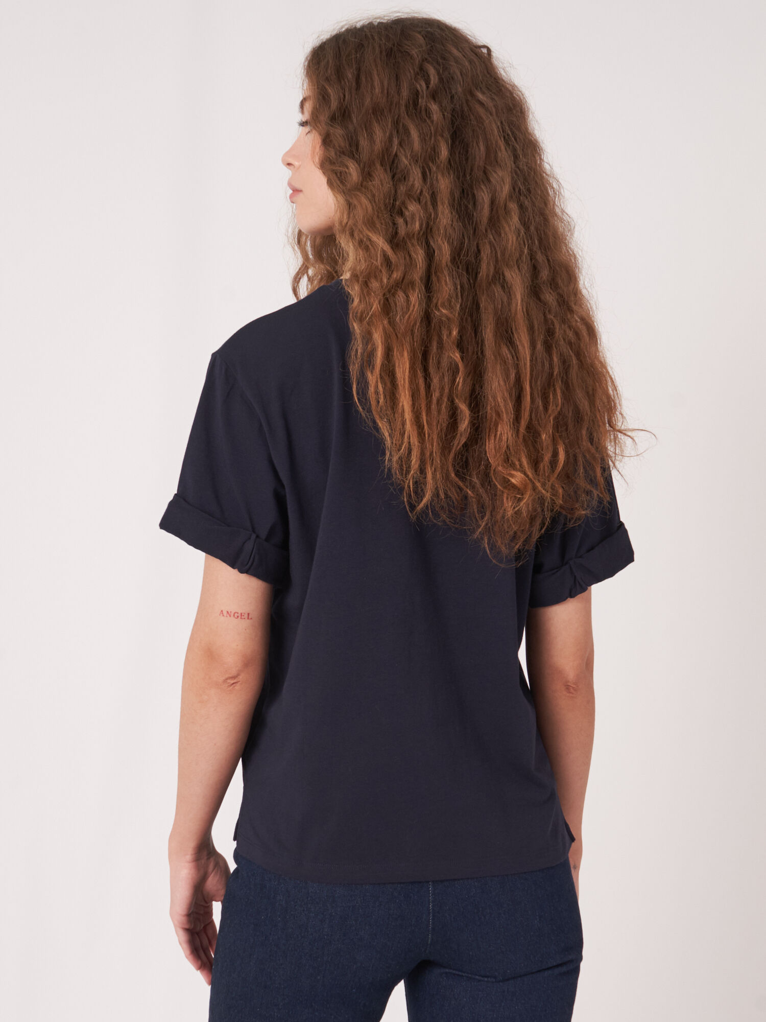 fit up sleeves Loose T-shirt rolled with