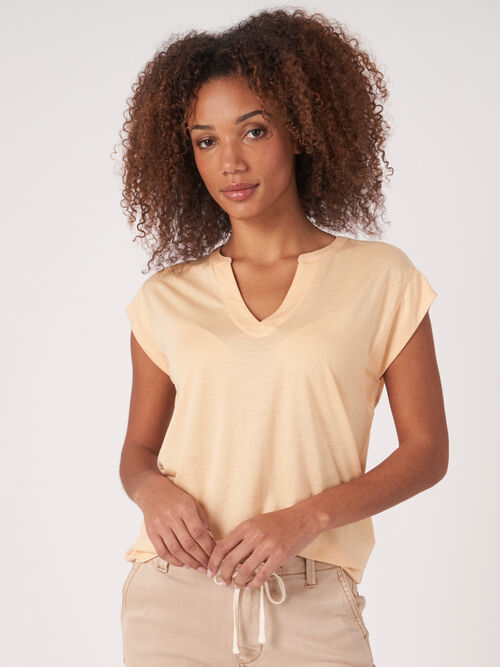 Sleeveless top with round neckline with slit