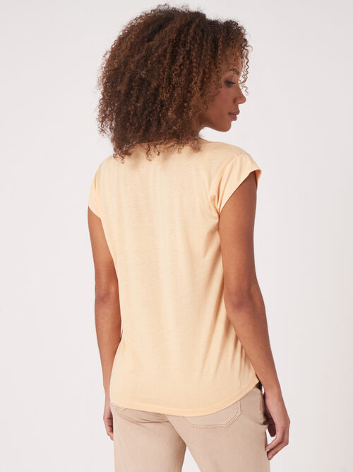 Sleeveless top with round neckline with slit