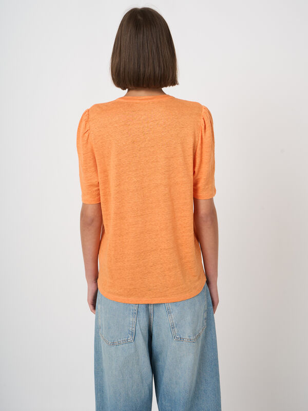 Linen T-shirt with round neckline with slit image number 3