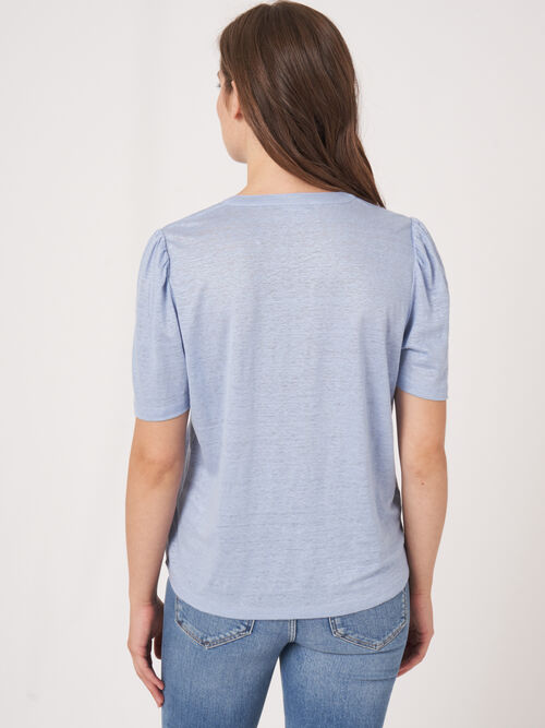 T-Shirt mit Rundhalsausschnitt und Schlitz aus Leinen