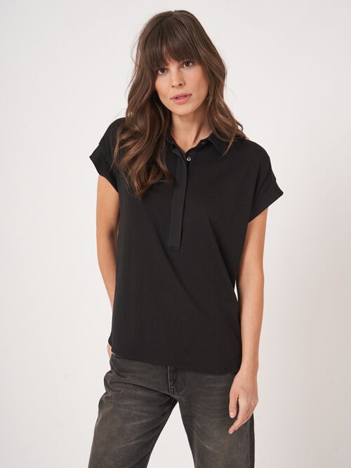 Top with shirt collar and hem in silk