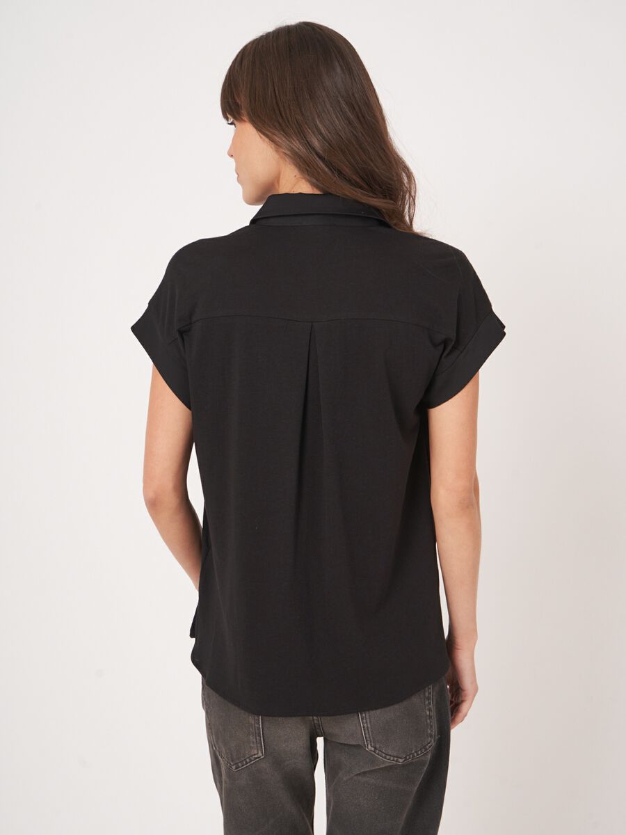 Top with shirt collar and hem in silk image number 2