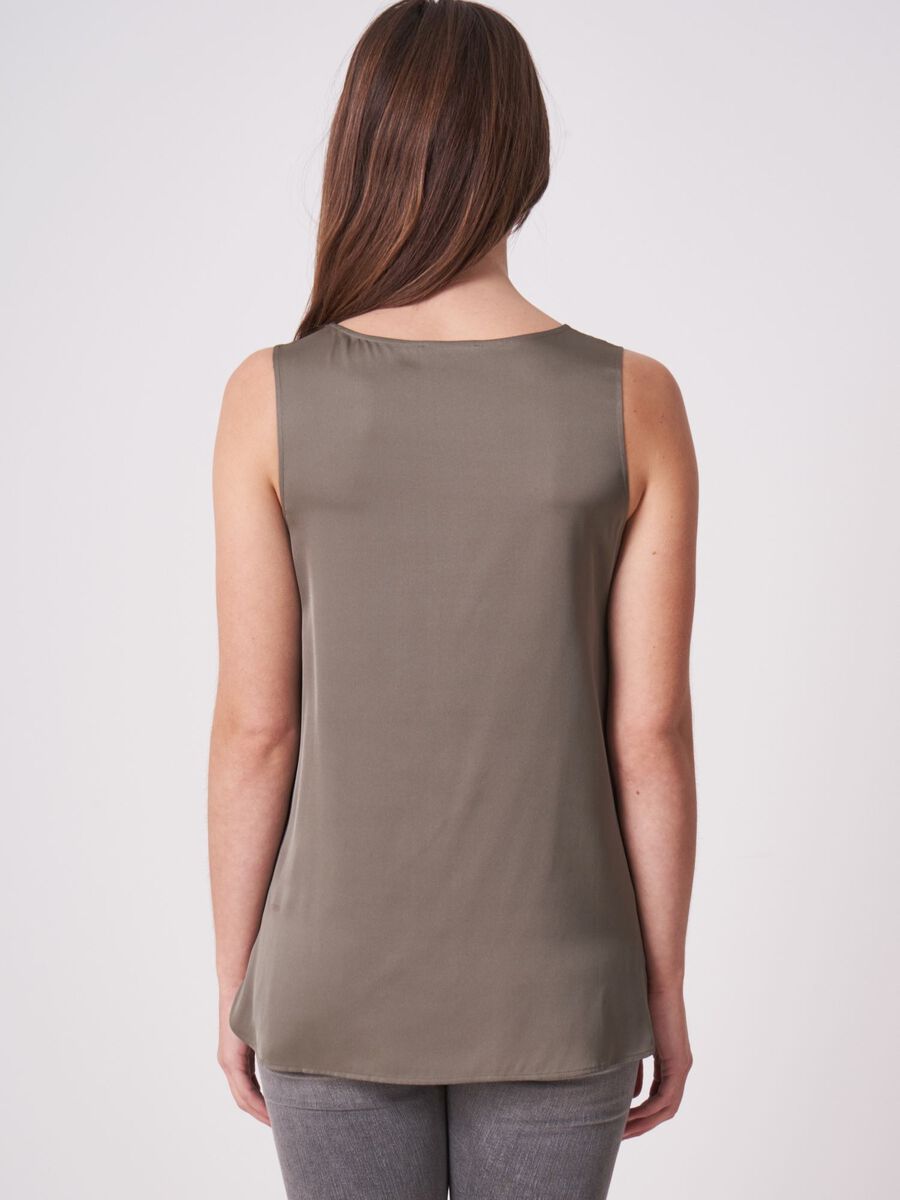 Top en soie &agrave; col rond image number 1