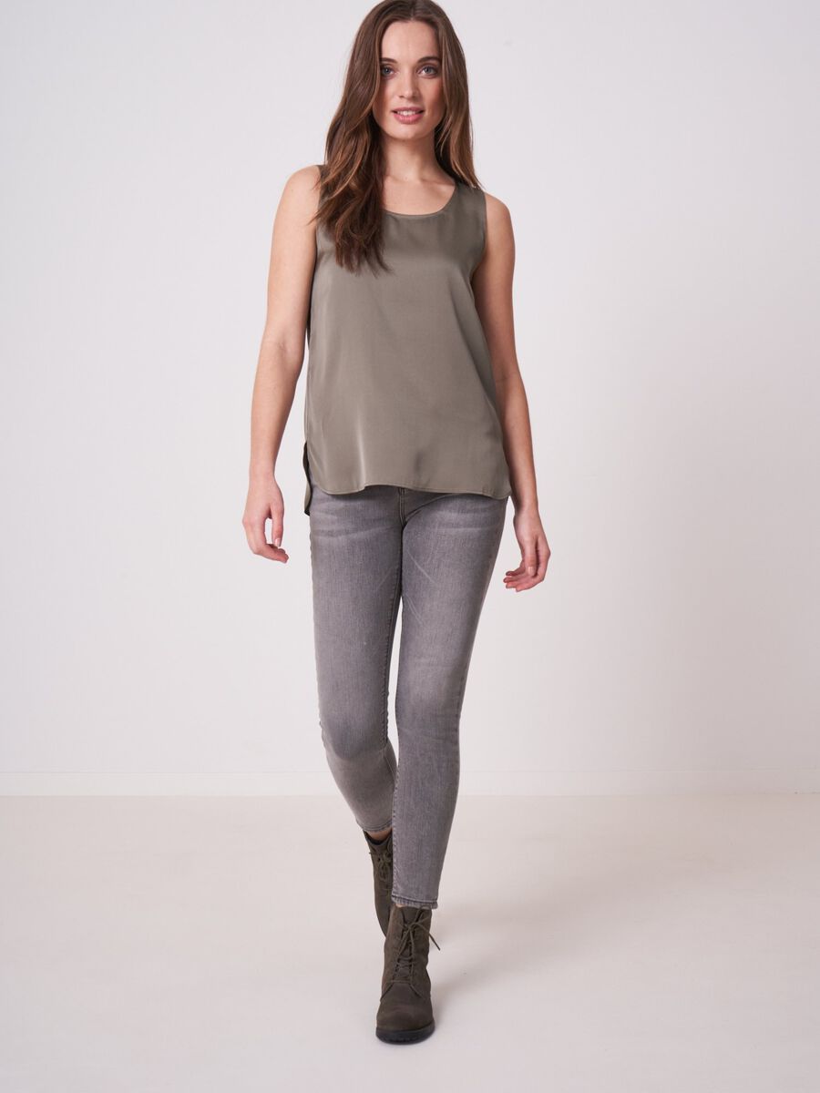 Top en soie &agrave; col rond image number 3