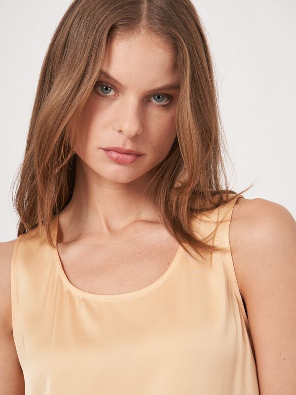 Top en soie à col rond image number 3