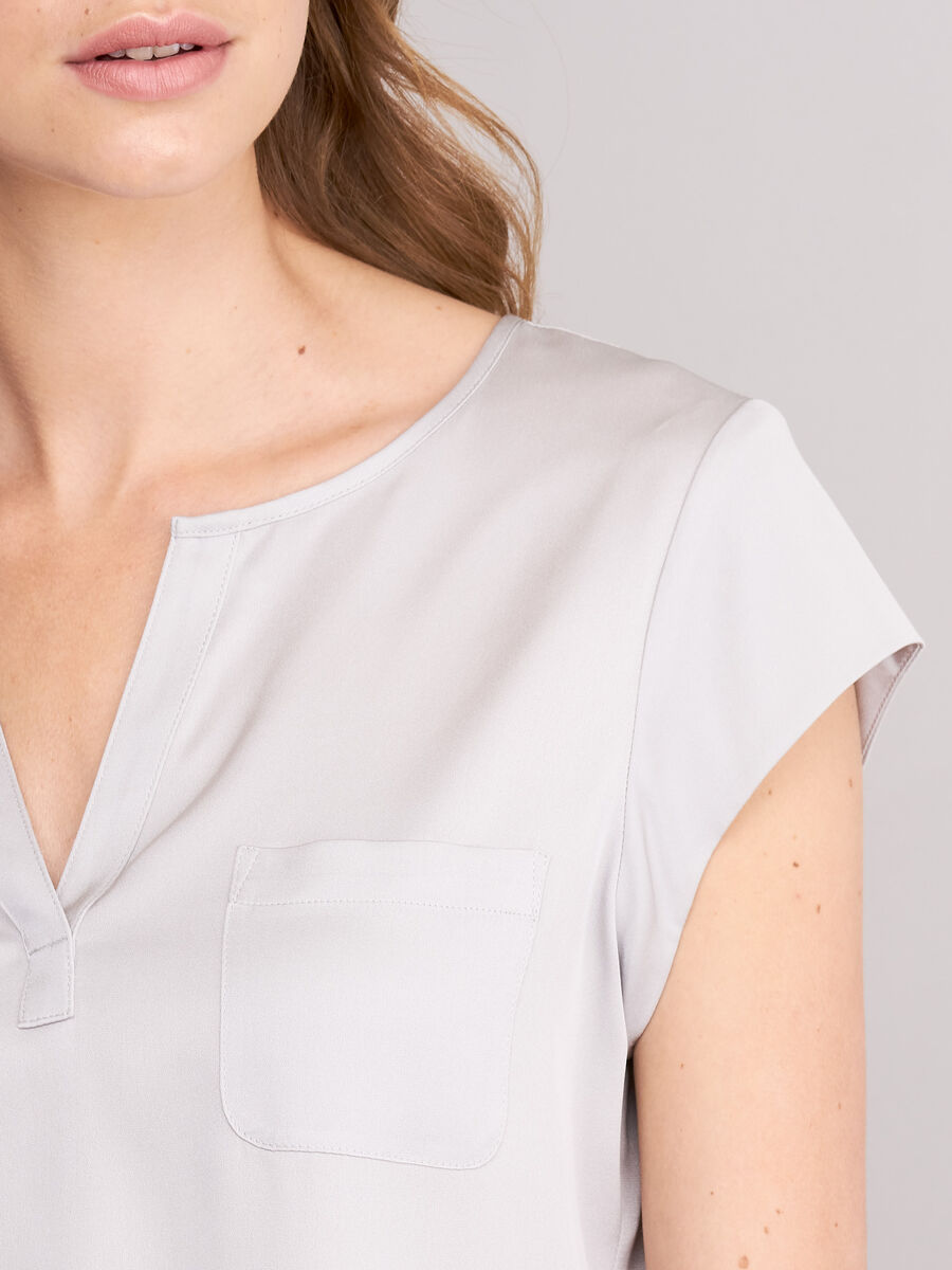 Short-sleeved silk top with pocket image number 71