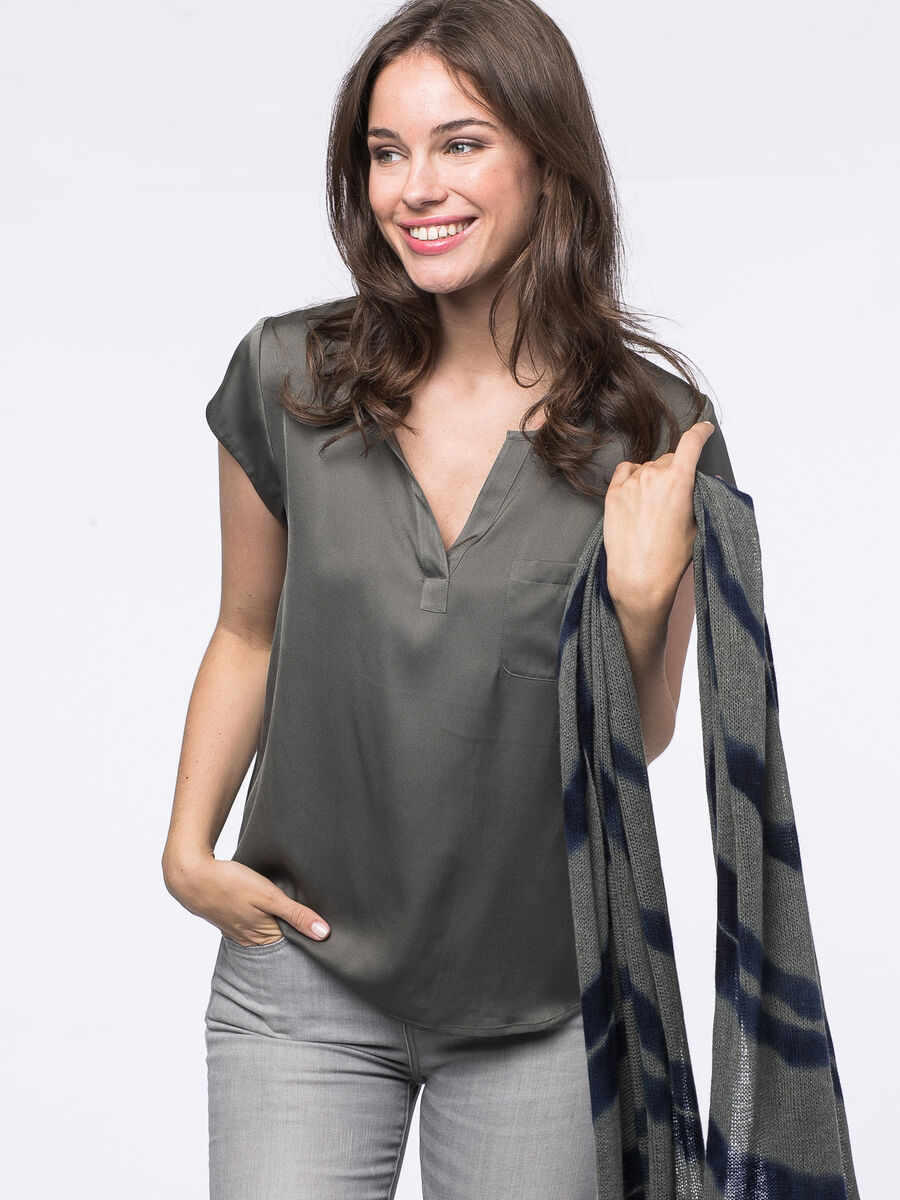 Short-sleeved silk top with pocket image number 73