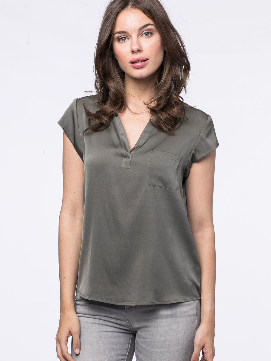 Short-sleeved silk top with pocket image number 75
