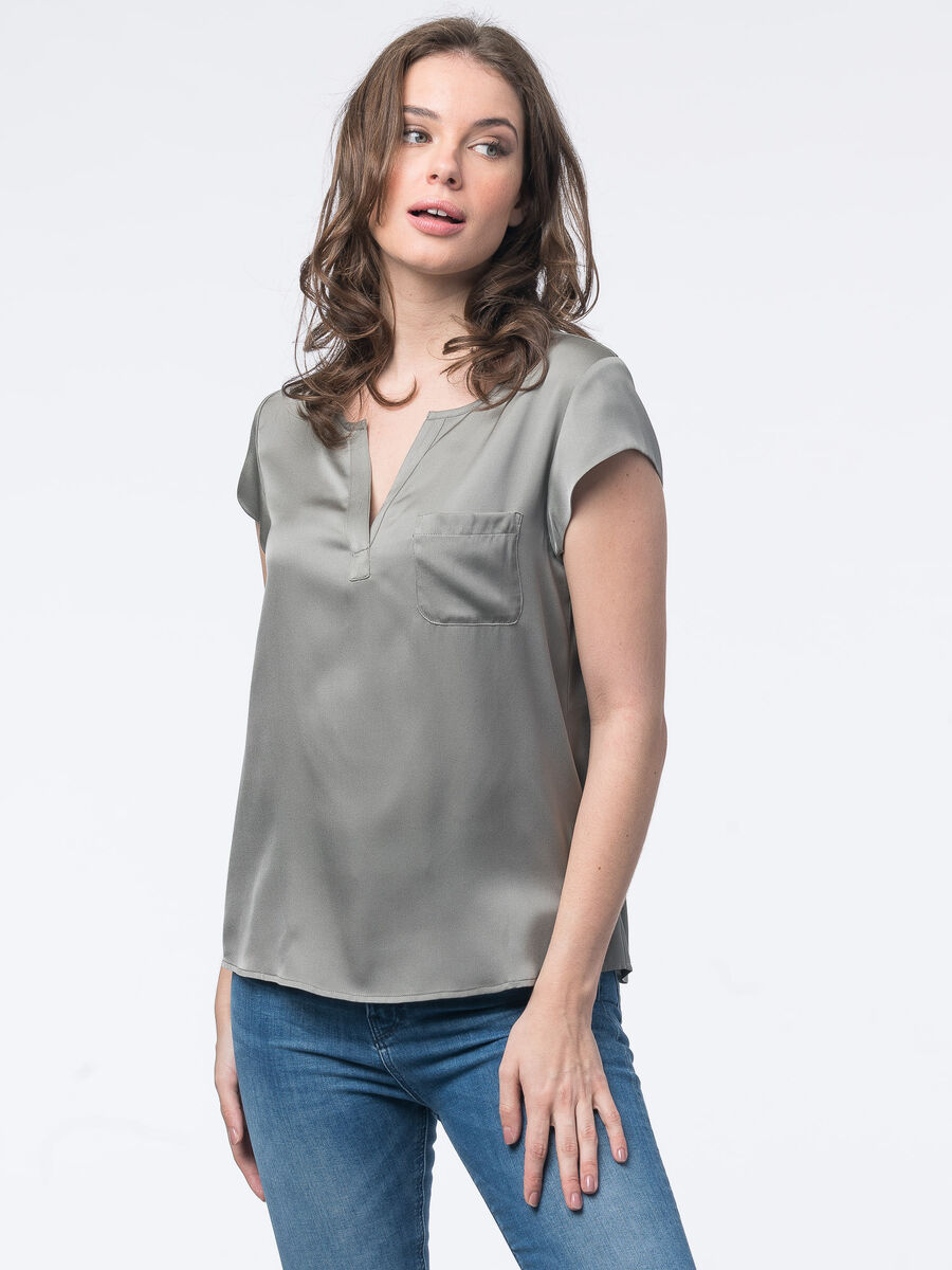 Short-sleeved silk top with pocket image number 96