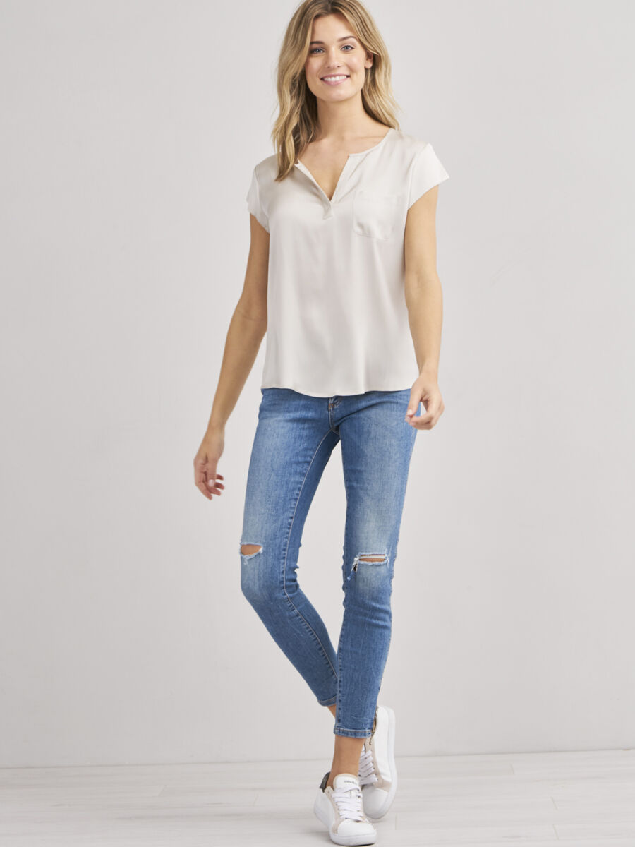 Short-sleeved silk top with pocket image number 180