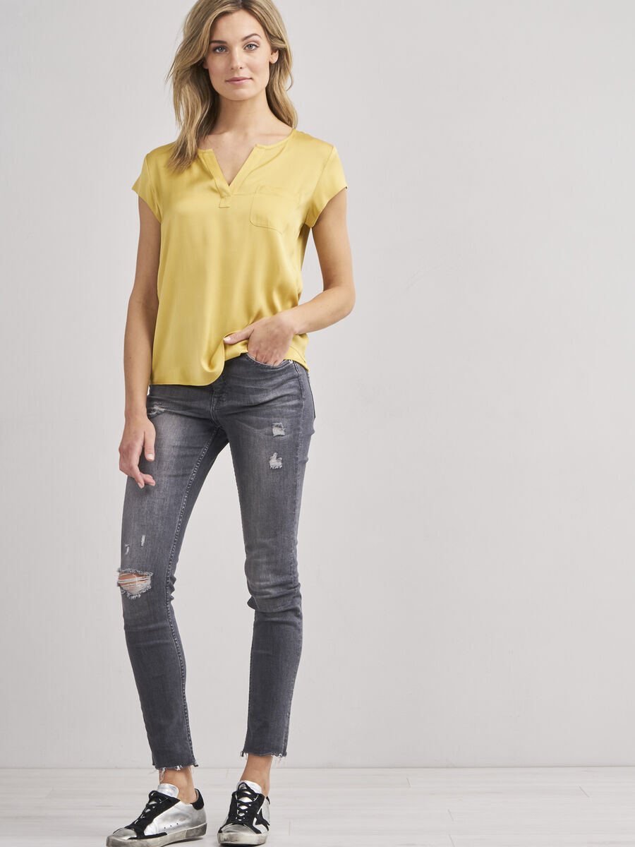 Short-sleeved silk top with pocket image number 184