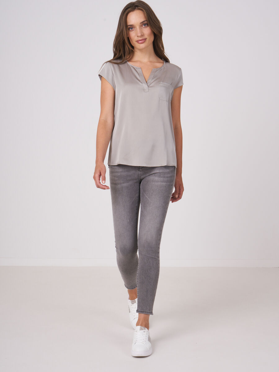 Short-sleeved silk top with pocket image number 204