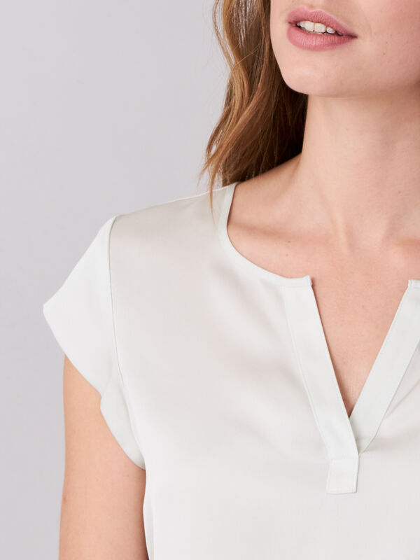Short-sleeved silk top with pocket image number 2