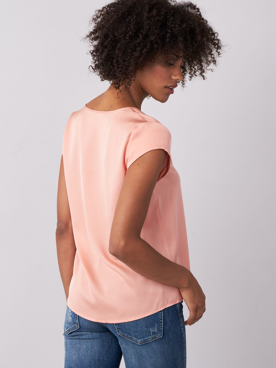 Short-sleeved silk top with pocket image number 223