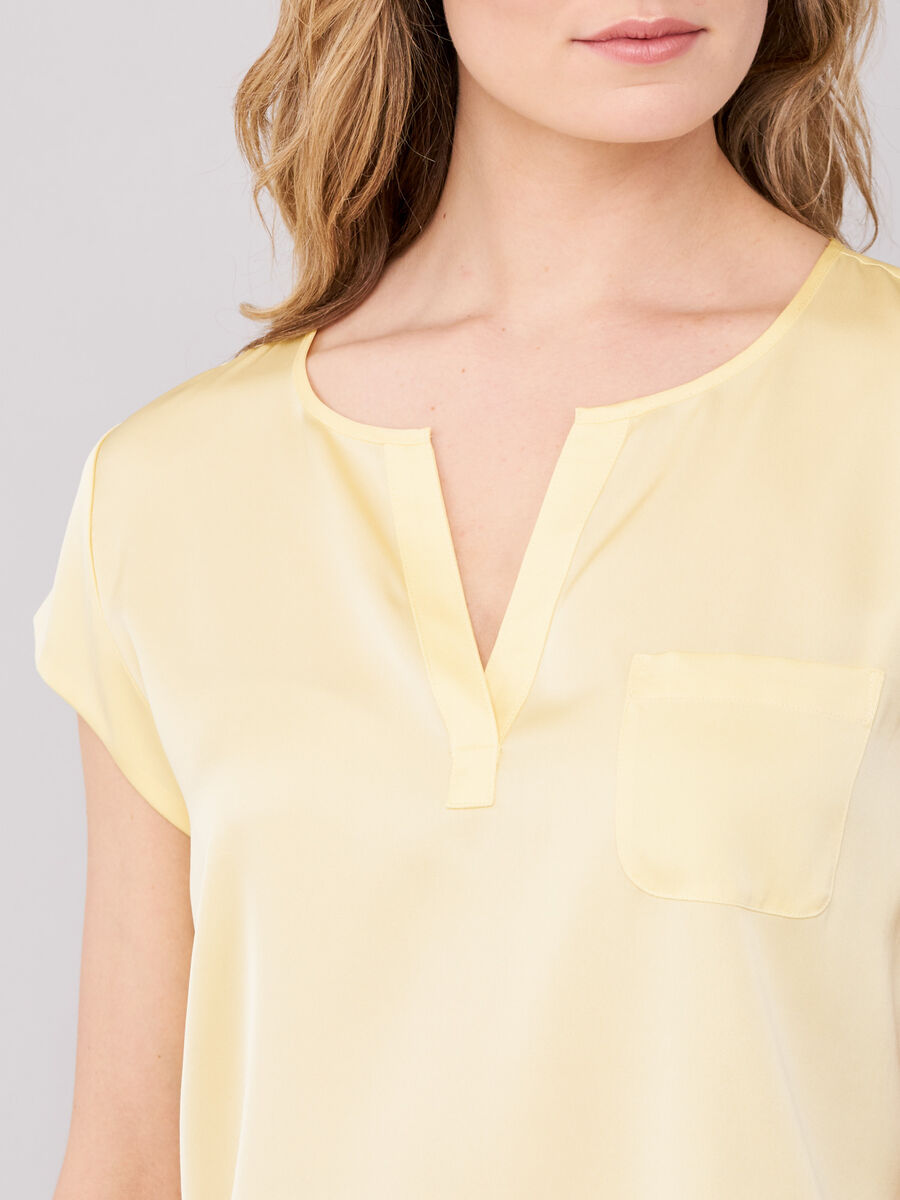 Short-sleeved silk top with pocket image number 238