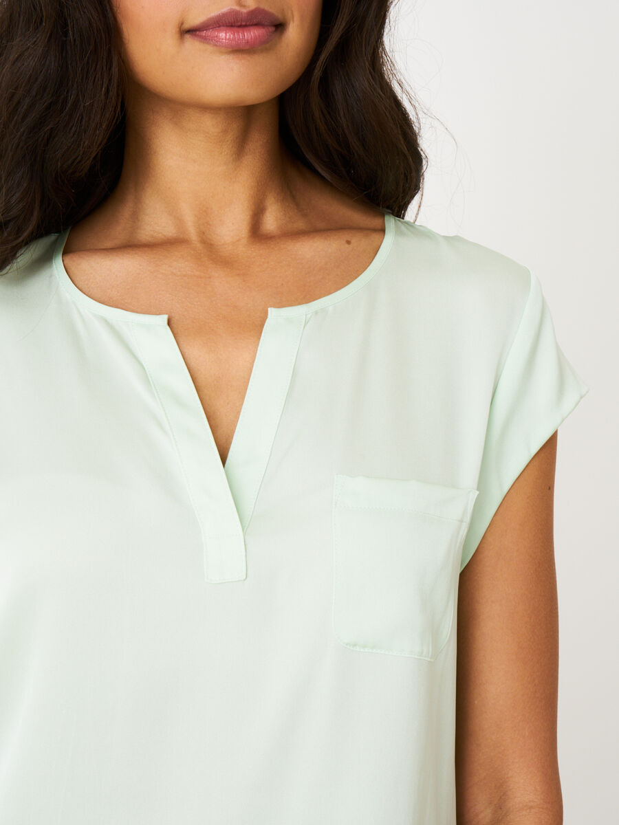 Short-sleeved silk top with pocket image number 283