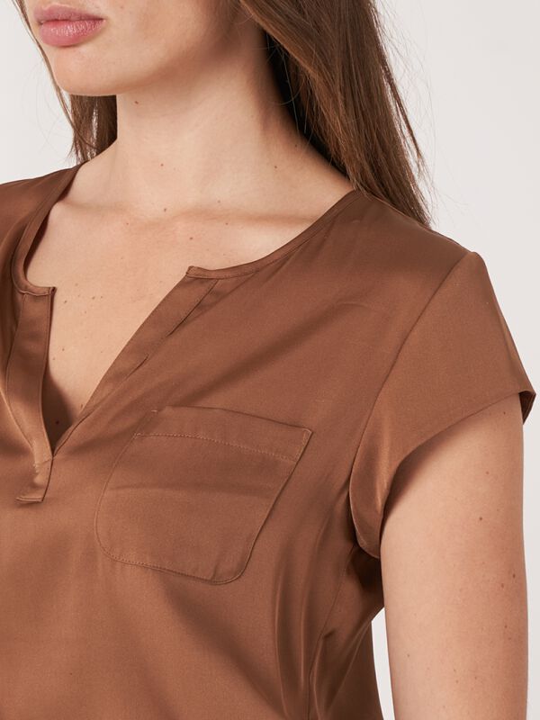 Top avec poche poitrine image number 3