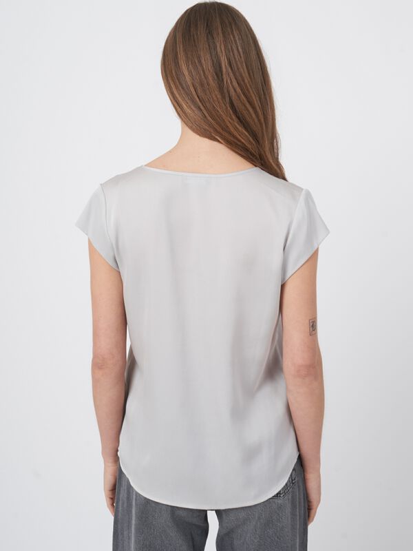 Short-sleeved silk top with pocket image number 4