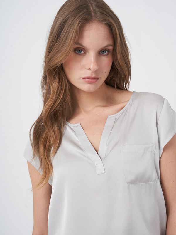 Short-sleeved silk top with pocket image number 3