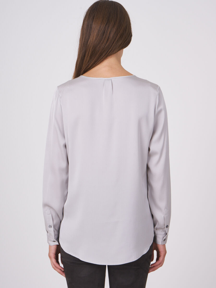 Seidenbluse mit geschlitztem Ausschnitt image number 1