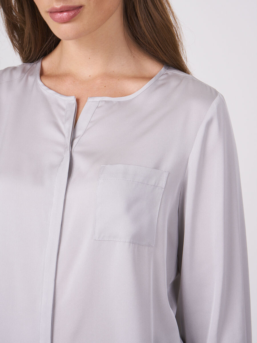Seidenbluse mit geschlitztem Ausschnitt image number 2