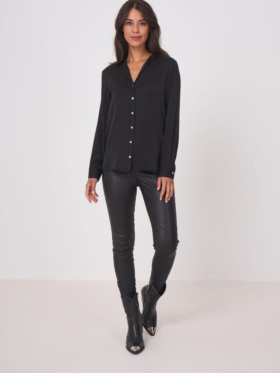 Seidenbluse mit geschlitztem Rundhalsausschnitt image number 3