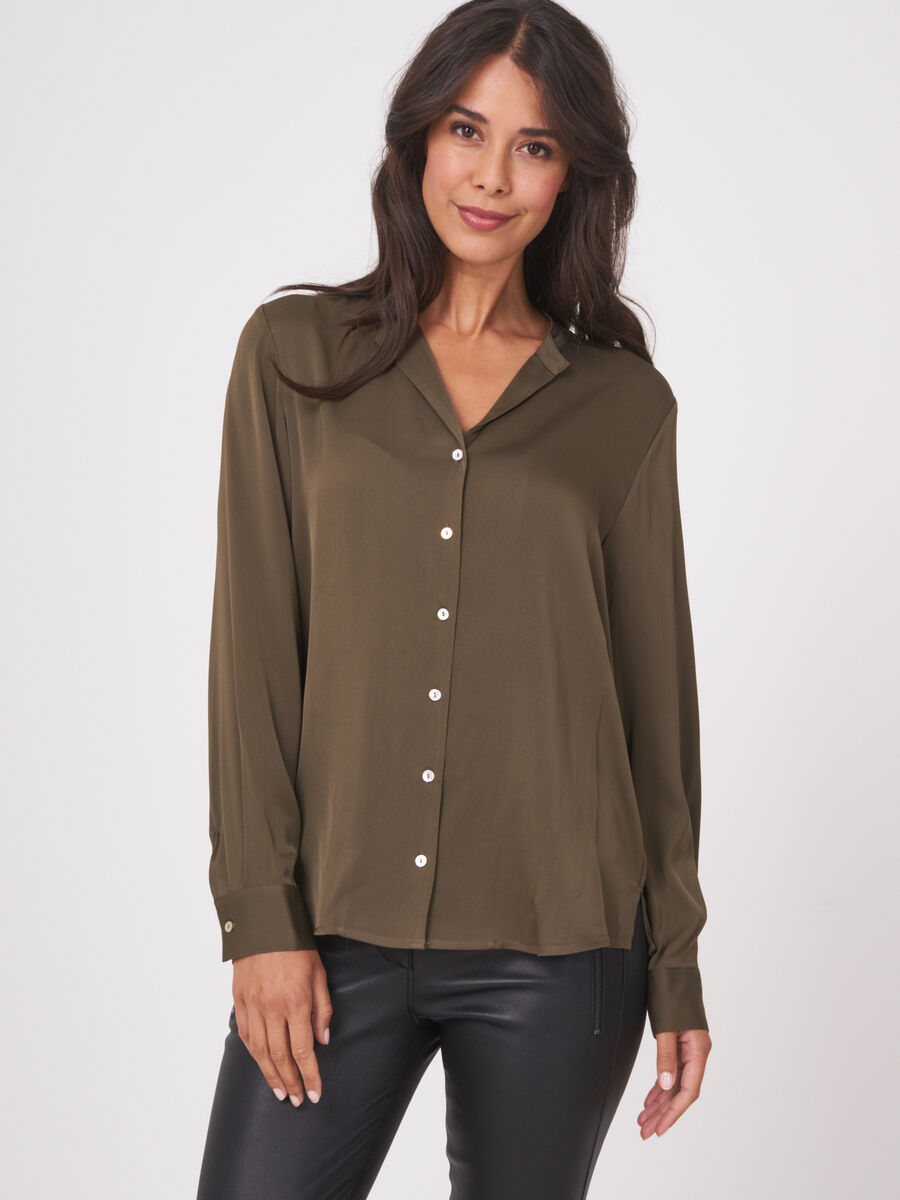 Seidenbluse mit geschlitztem Rundhalsausschnitt image number 0