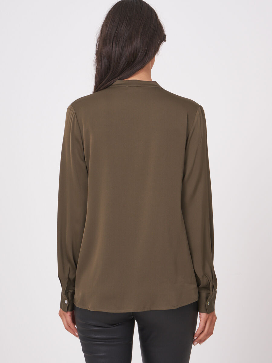 Seidenbluse mit geschlitztem Rundhalsausschnitt image number 1