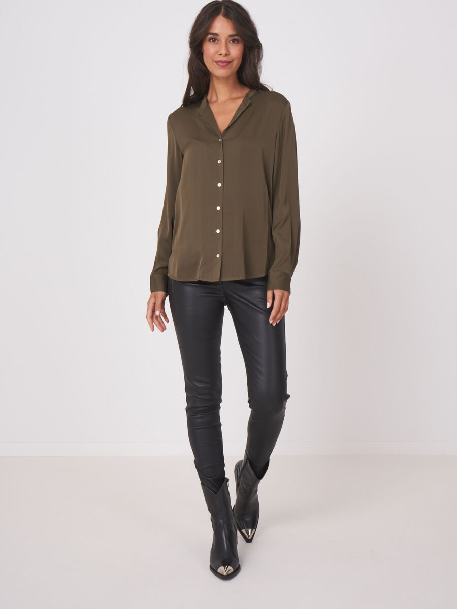 Seidenbluse mit geschlitztem Rundhalsausschnitt image number 3